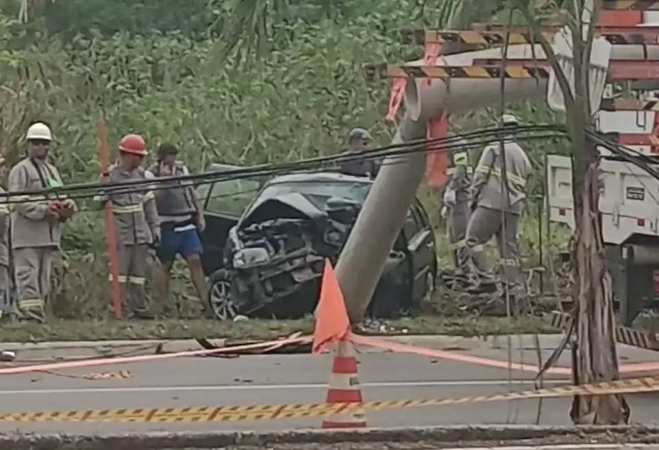 Duas pessoas ficam feridas após carro bater em poste em São José