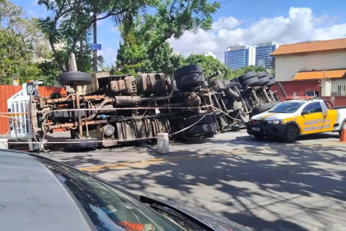 Carreta carregada com vigas tomba em São José dos Campos e atinge carro estacionado 
