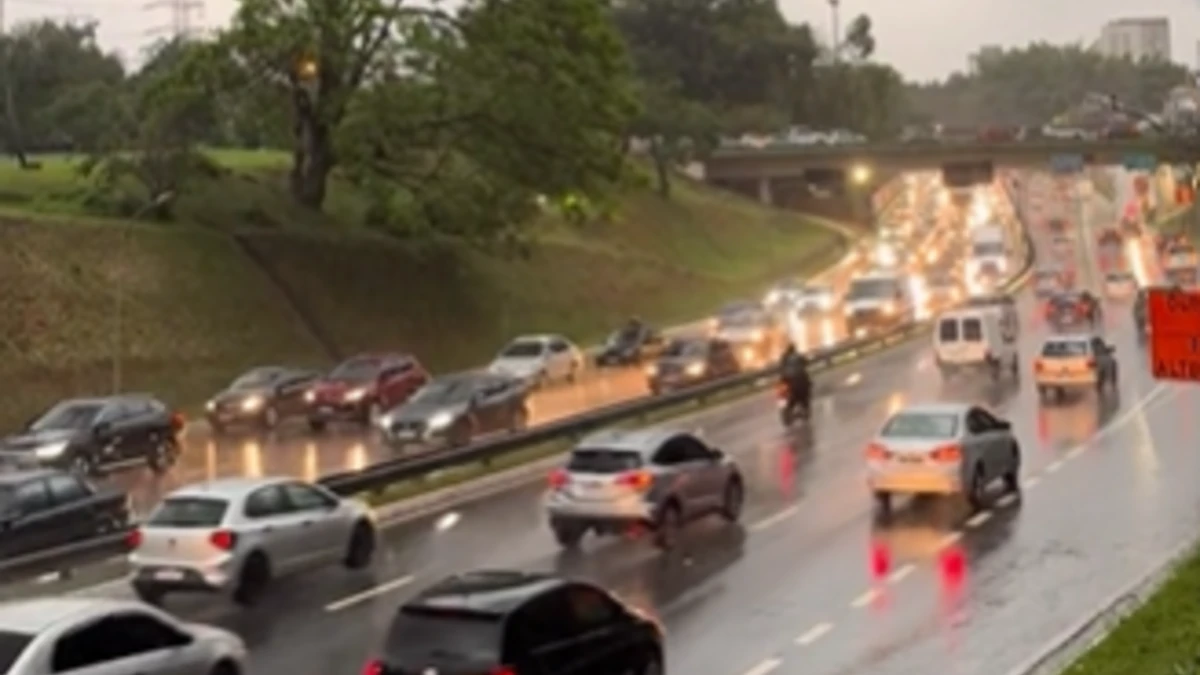 Chuva começa e provoca congestionamento no Anel Viário