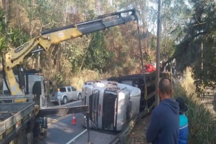 Caminhão com gado tomba em rodovia de São Sebastião