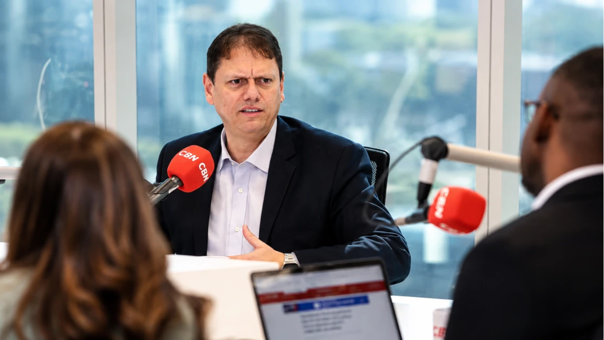 Tarcísio contraria Flávio e defende urna eletrônica: "Foram elas que me elegeram"