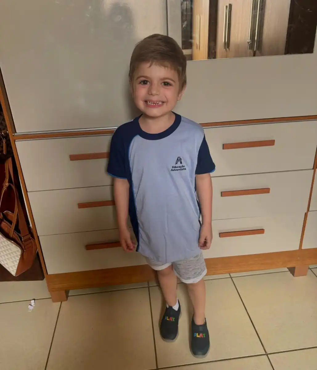 Menino de 5 anos vence o câncer e emociona ao retornar para escolinha