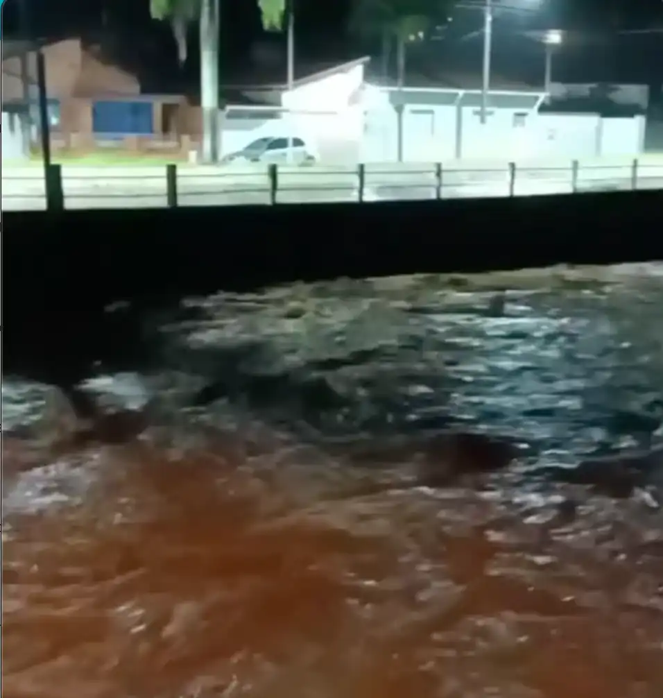Chuva intensa eleva nível do rio e causa transtornos em Piquete; veja o vídeo