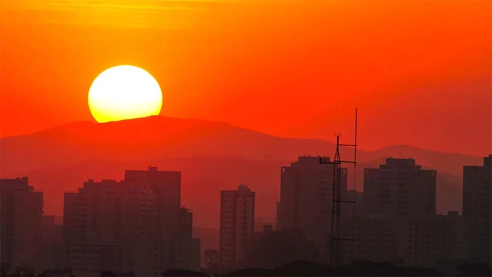 El Niño deve chegar ao Brasil em maio e trazer ondas de calor e riscos climáticos