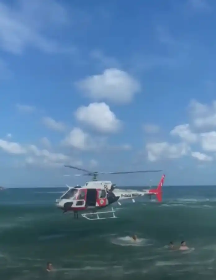 Turista é resgatado por helicóptero Águia na Praia do Tenório em Ubatuba