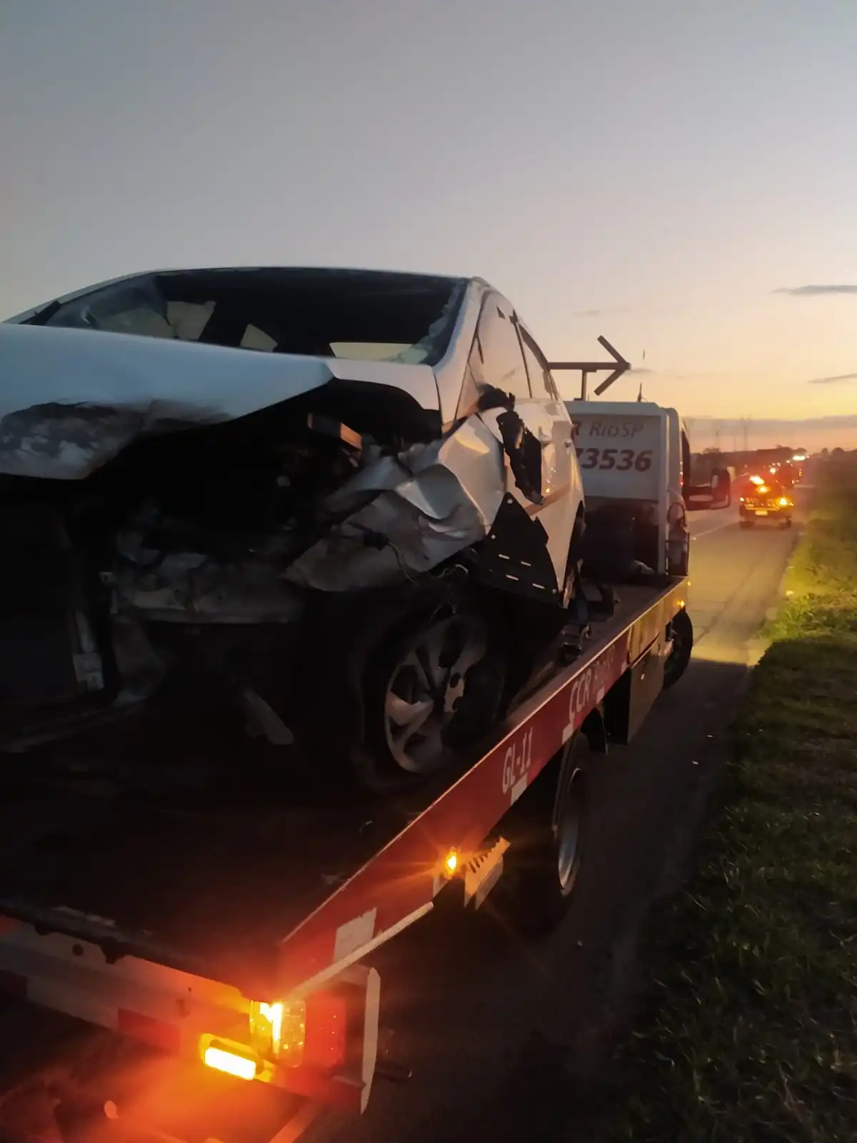 Carro colide contra mureta e capota na via Dutra sentido São Paulo