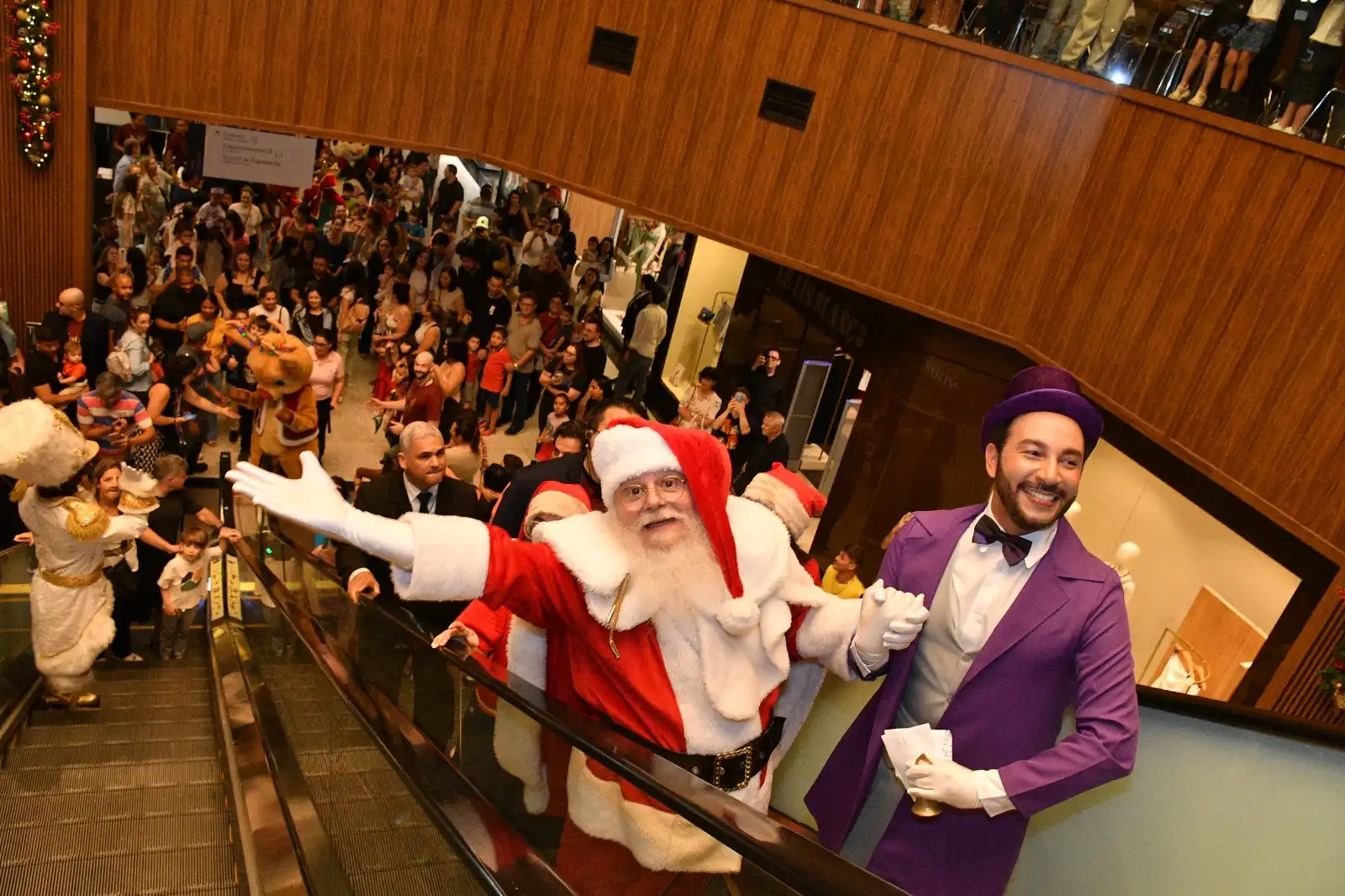 Papai Noel chegou ao Colinas Shopping com trupe natalina, música e passeio de trem gratuito e faz alegria da criançada