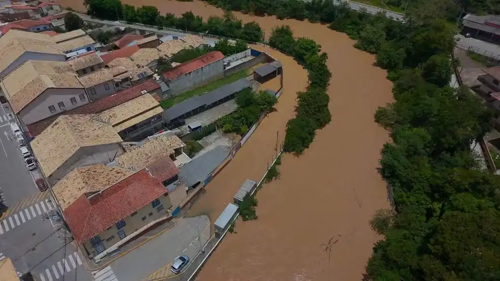 São Luiz do Paraitinga registra alagamentos após rio transbordar