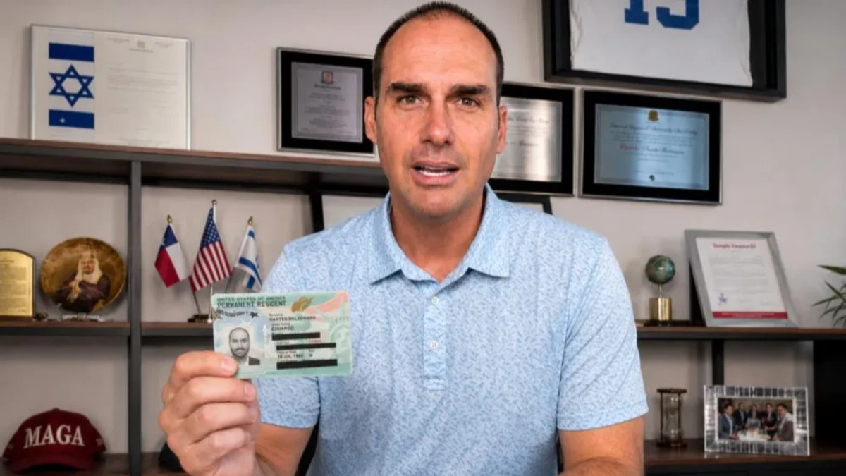 Eduardo Bolsonaro é demitido da PF por abandono de cargo