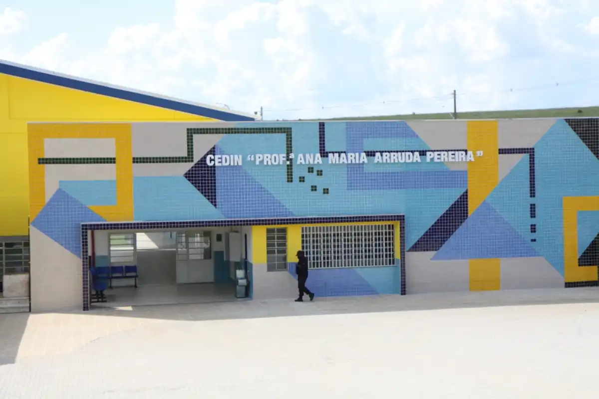 Móvel cai sobre menino de 2 anos em escola municipal da Zona Leste
