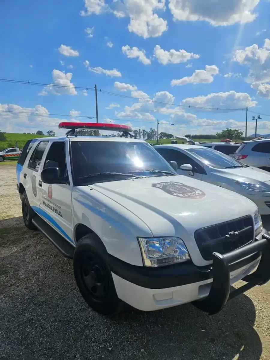 PM apreende viaturas falsas usadas para gravação de série em Tremembé