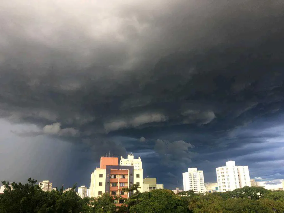 Semana começa com alerta de chuva e ventos de até 60 km/h no Vale do Paraíba