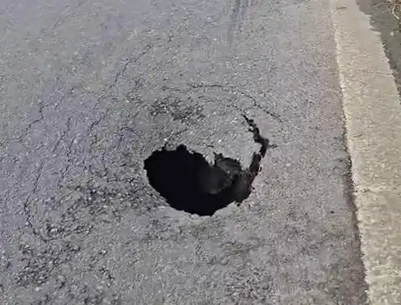 Buraco abre na SP-50 em Monteiro Lobato e assusta motoristas