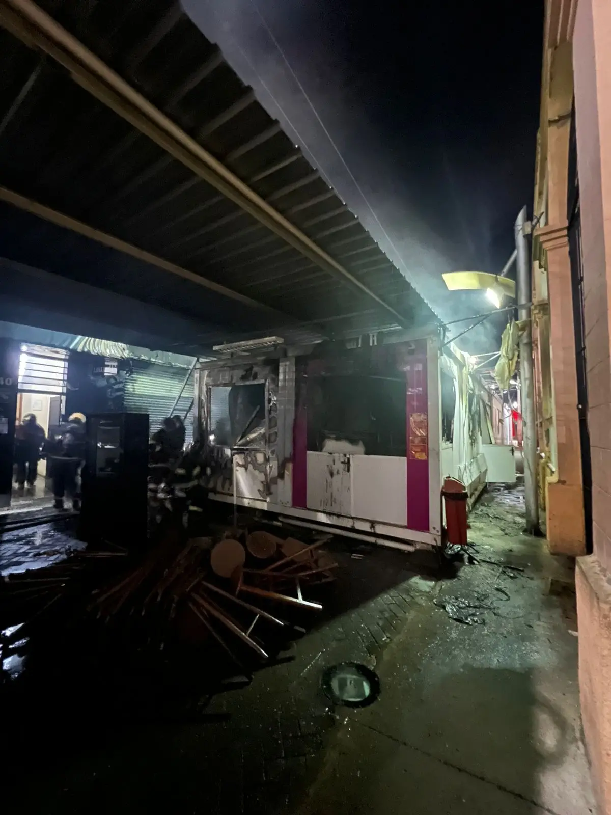 Incêndio em contêiner do Mercadão assusta moradores no centro de São José