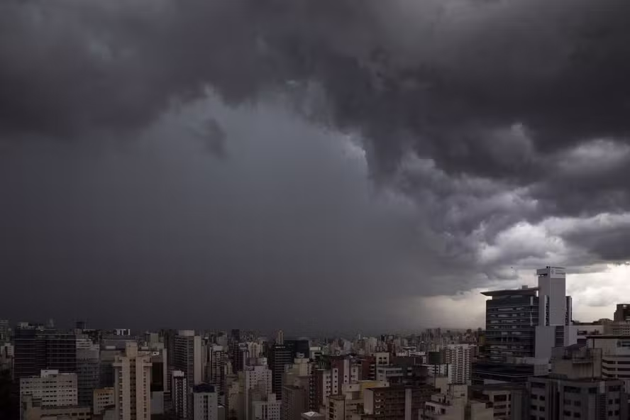 Alerta de chuvas intensas com ventos de até 100 km/h é emitido para o Vale do Paraíba