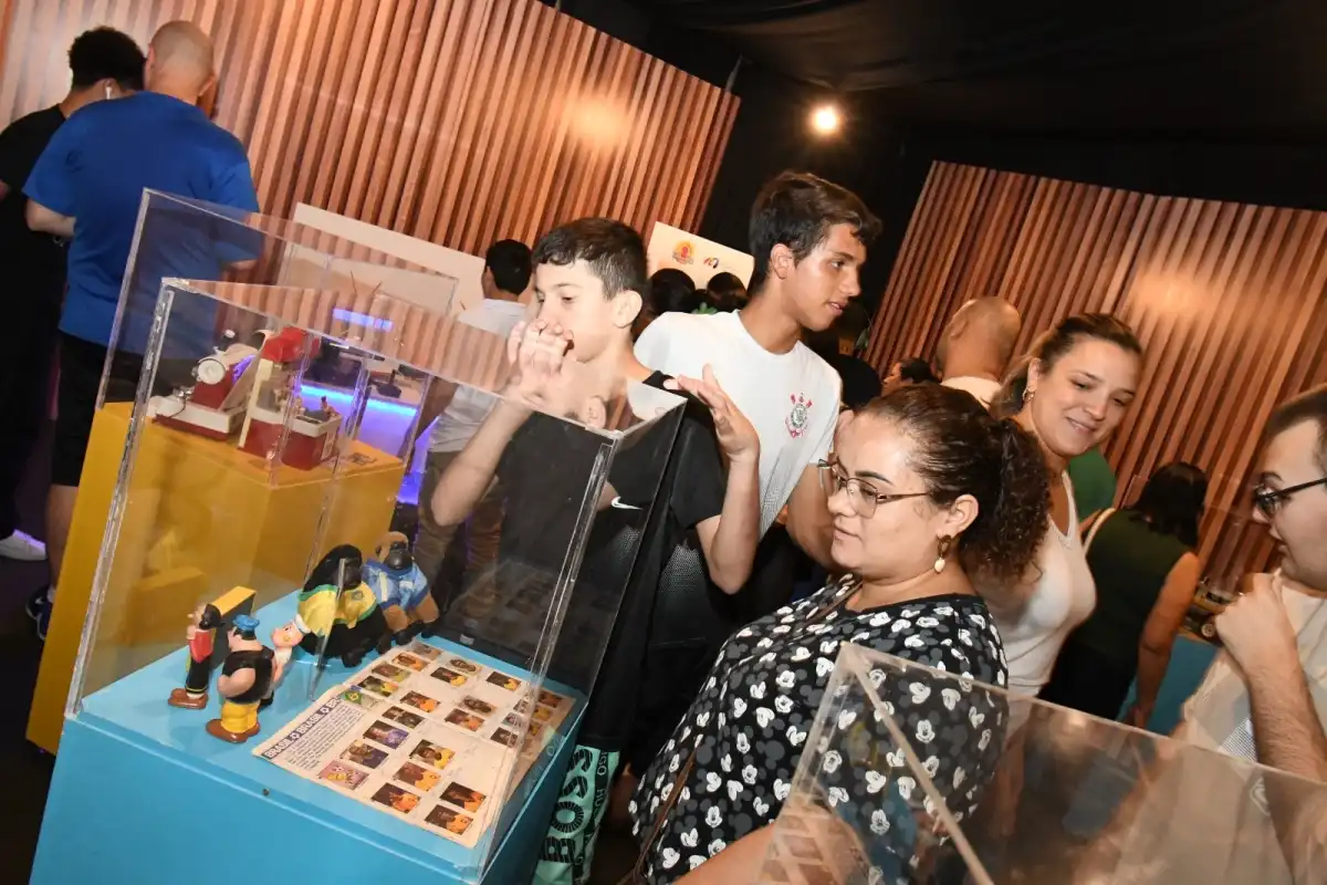 Grupo do GAIA visita exposição de brinquedos antigos no Madrid Open Mall