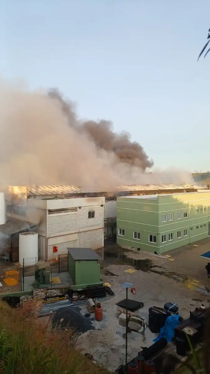 Incêndio atinge fábrica na área rural de Jambeiro