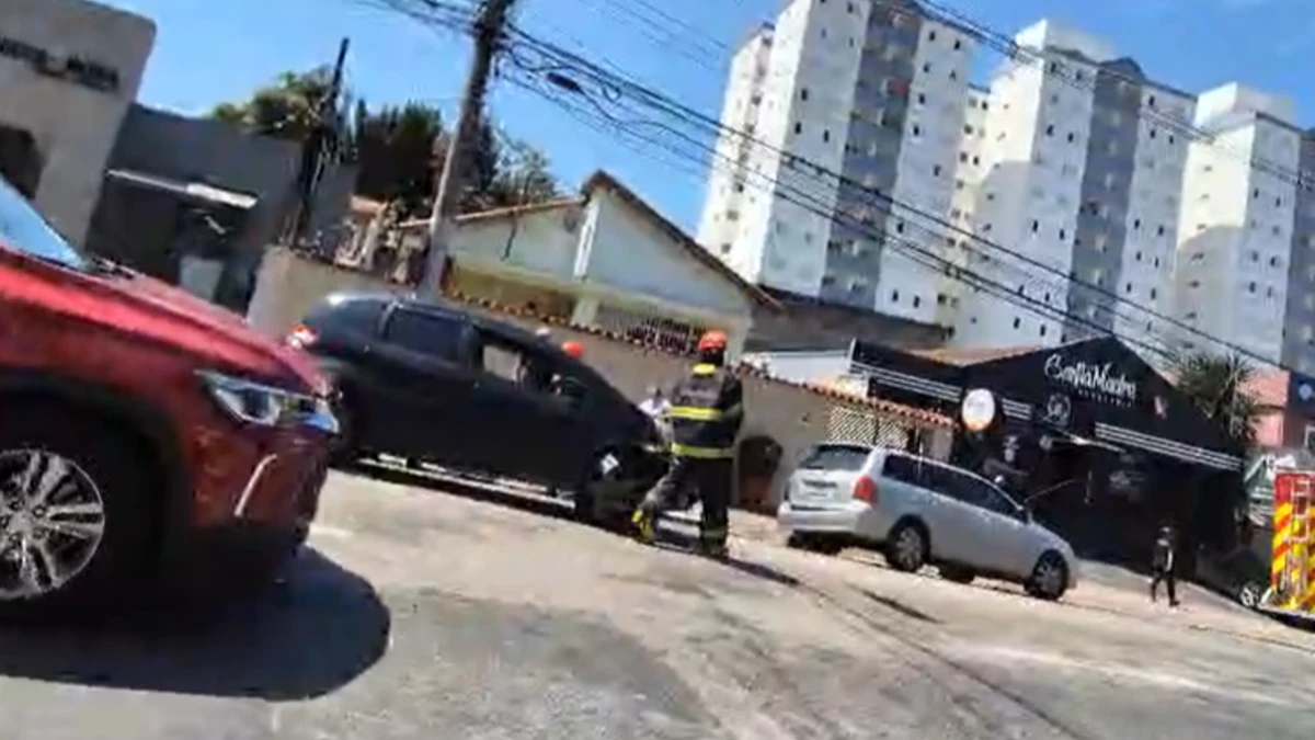 Motorista perde o controle e capota o carro na região central de São José