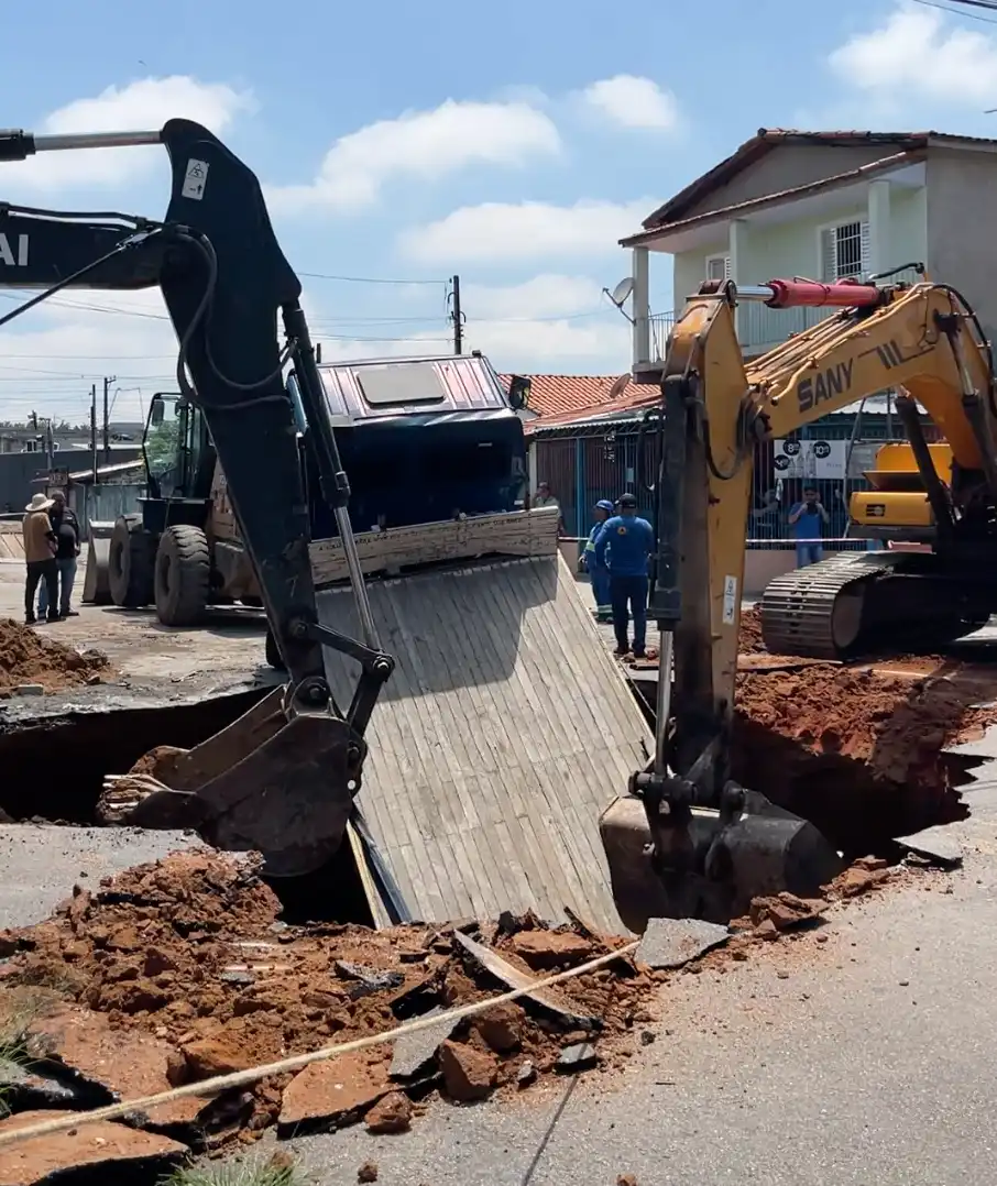 Caminhão que foi engolido por cratera em São José dos Campos é retirado do local por máquinas