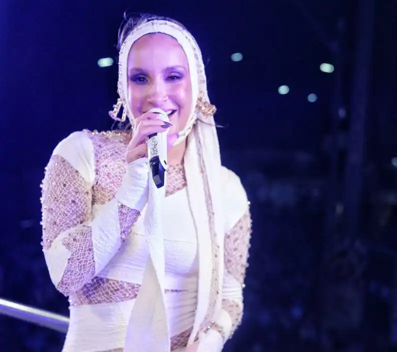 Na segunda noite de Fortal shows Claudia Leitte canta seus sucessos vestida de Mumia