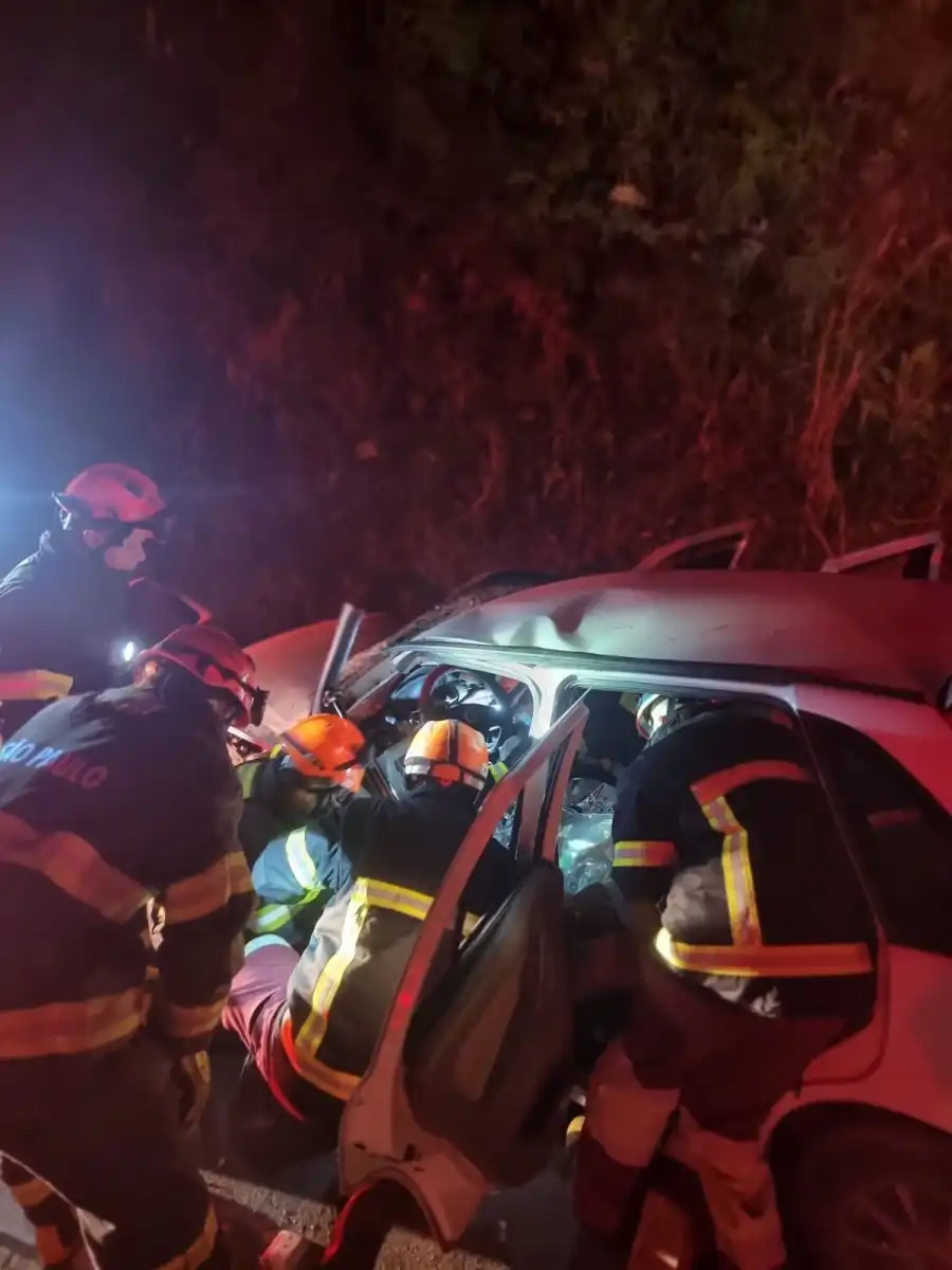 Colisão entre carros deixa 3 feridos na Rio-Santos em Ubatuba