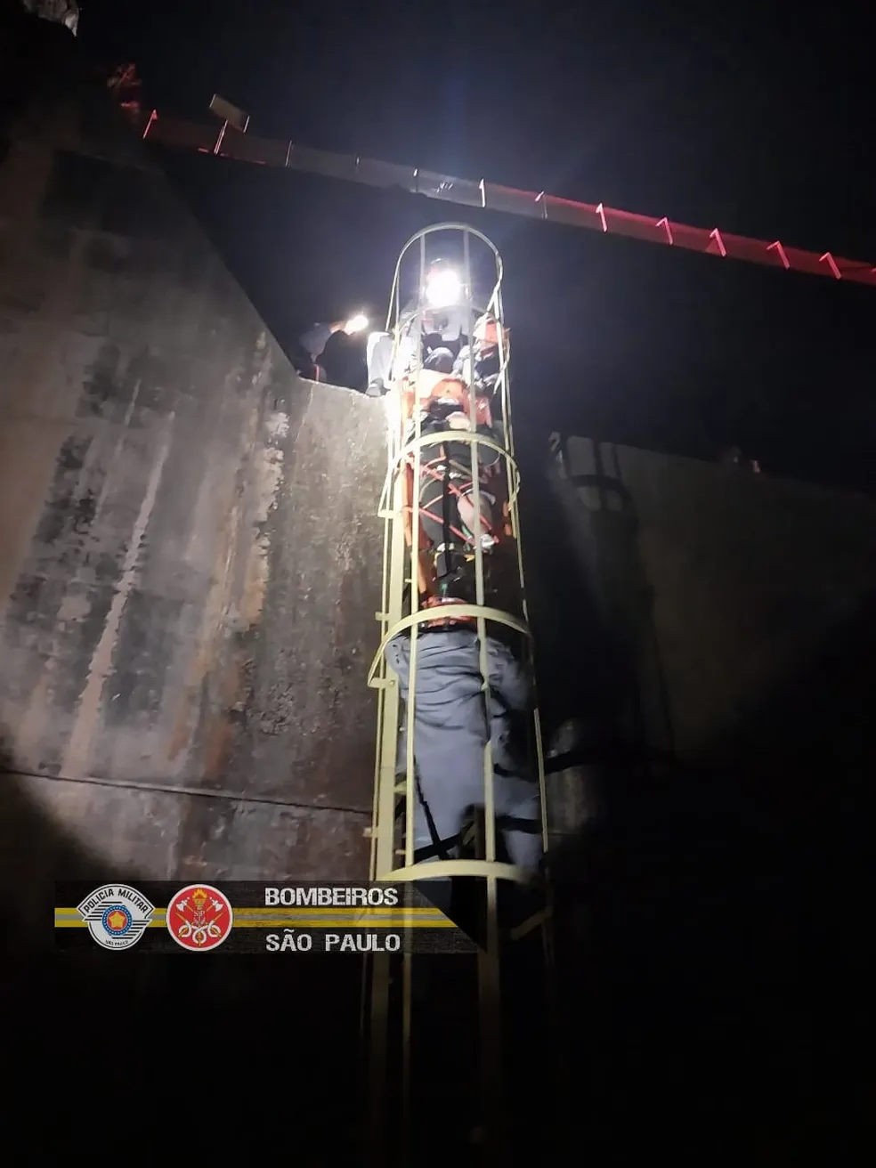 Homem é resgatado pelo Corpo de Bombeiros após cair em poço de 15 metros