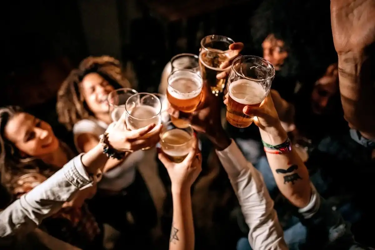 Brasileiro gasta até 60% mais com bebidas fora de casa no verão, aponta levamento