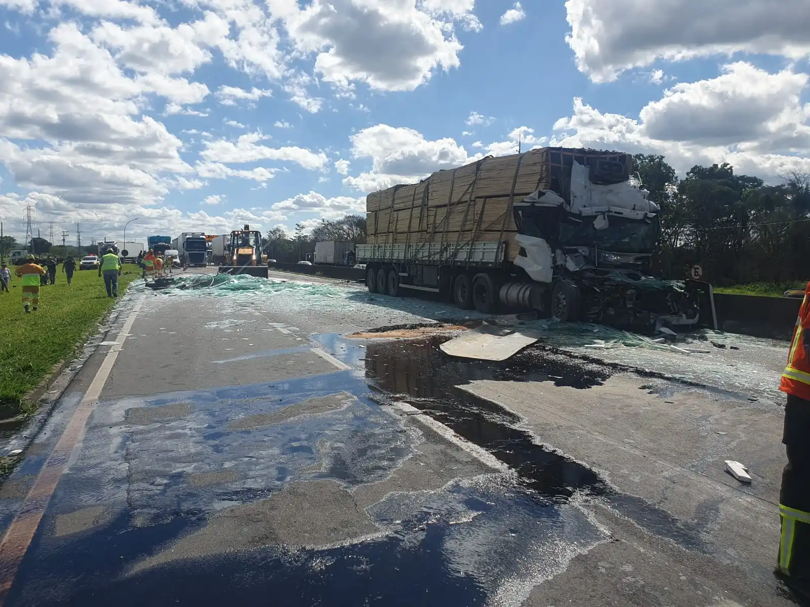 Acidente KM 77 interdita Dutra nesta terça-feira (25) no Vale do Paraíba
