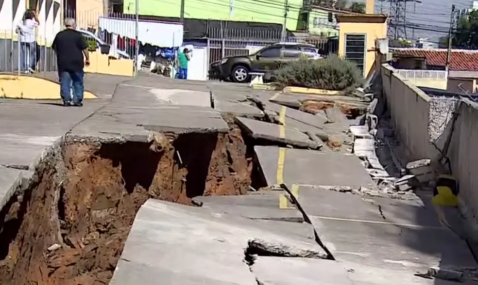 Muro de prédio na Zona Central de São José desaba e estacionamento se "parte ao meio"