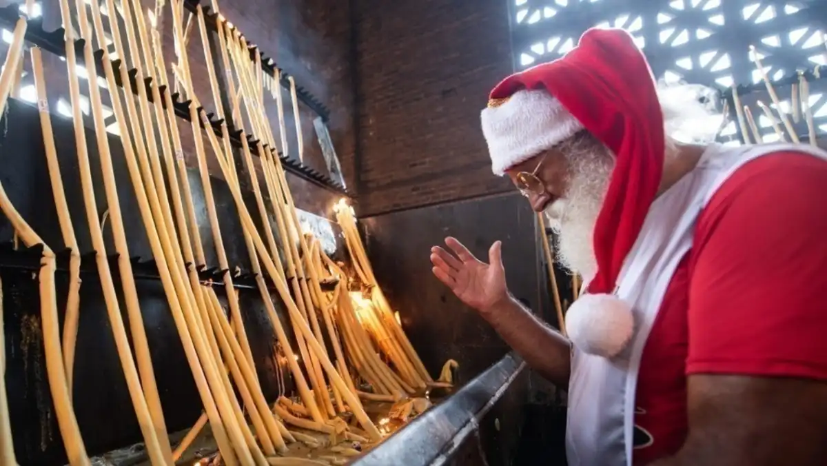 Papai Noel caminha 150 km até o Santuário Nacional de Aparecida