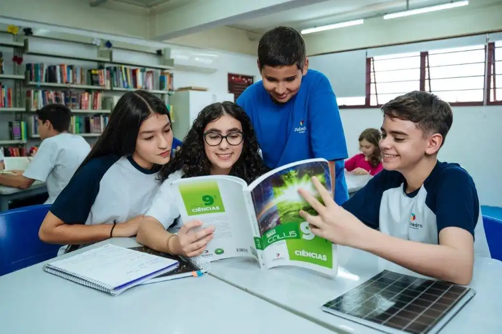 Poliedro celebra o Dia Nacional do Livro Didático como instrumento fundamental no apoio pedagógico e escolar