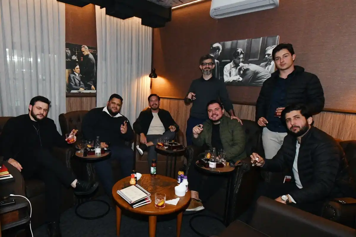 Sommelier de charutos árabe inaugura primeiro Cigar Lounge do Vale