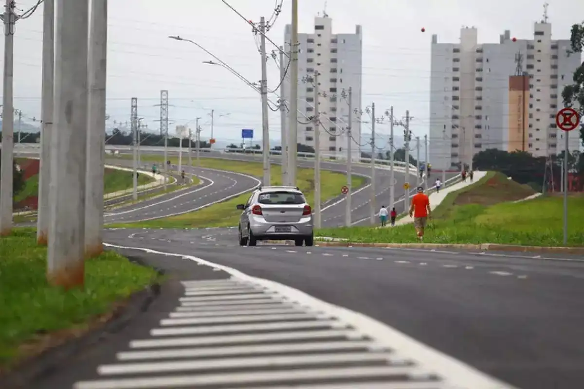 Homem perde a consciência e causa acidente na Via Cambuí em São José
