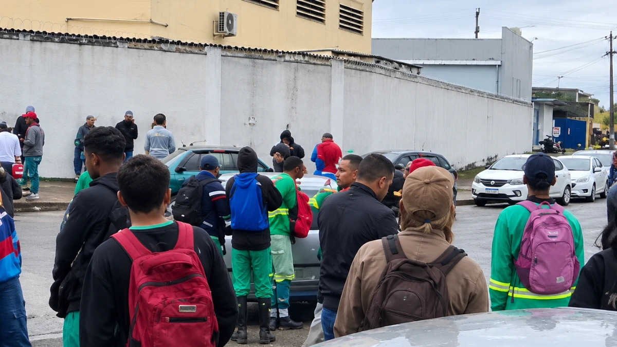 Coletores do lixo orgânico de SJCampos fazem paralisação no Chácaras Reunidas