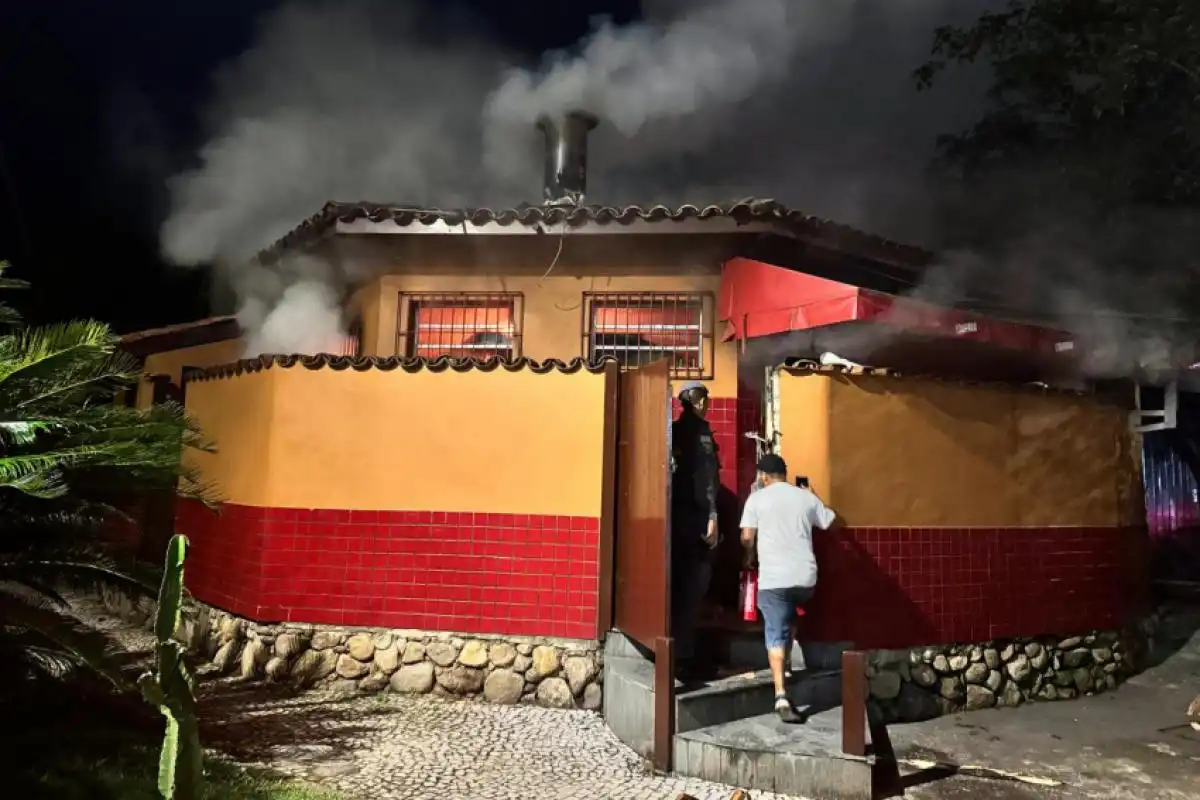 Incêndio atinge quiosque na Praia da Cocanha, em Caraguatatuba 