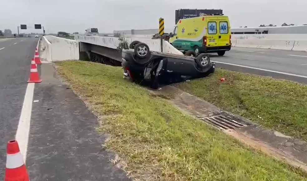 Mulher fica feria após capotar carro em Rodovia em Taubaté