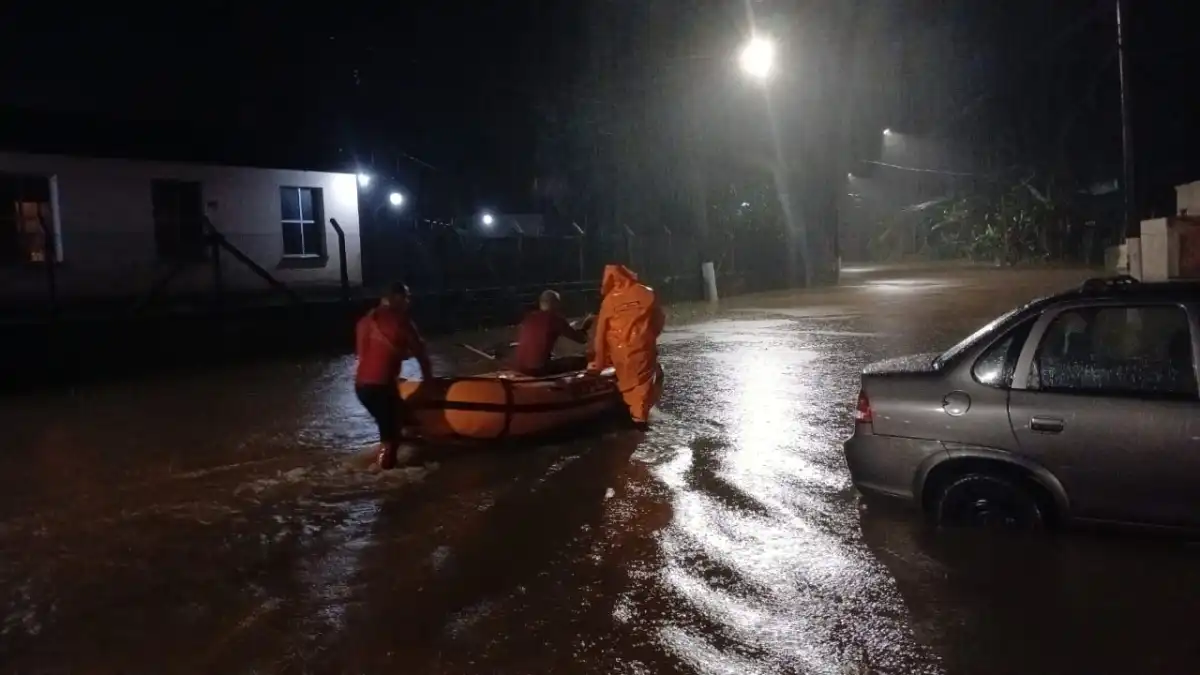 Moradores de Ubatuba são resgatados de bote durante temporal