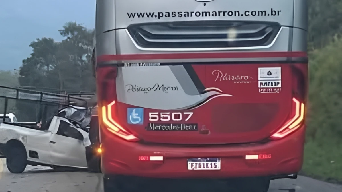 Acidente entre ônibus e carro na Rodovia Floriano deixa dois mortos