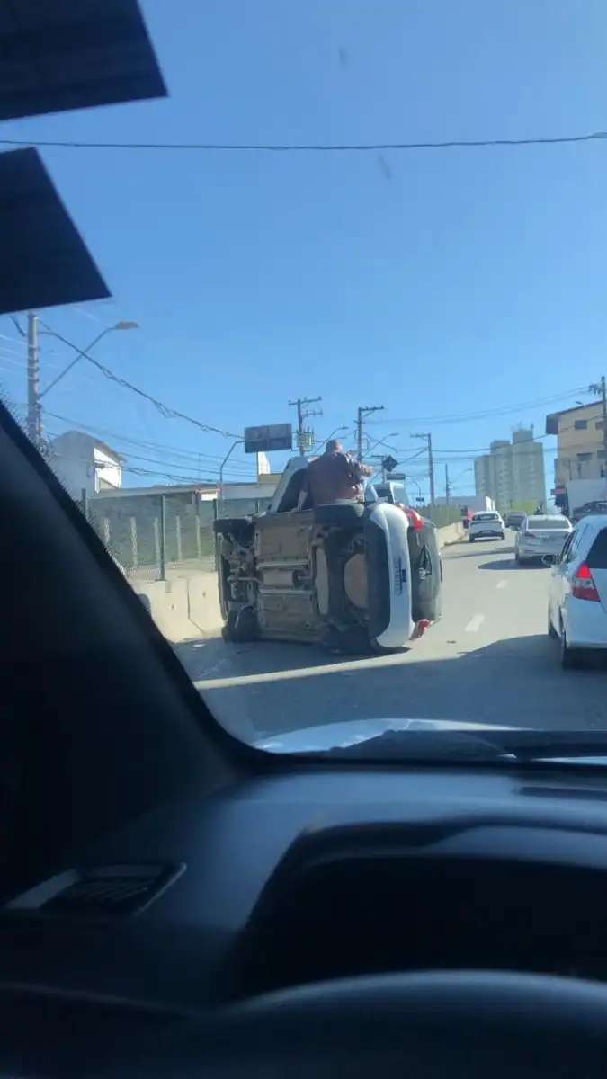 Carro capota próximo ao prédio da Prefeitura de São José