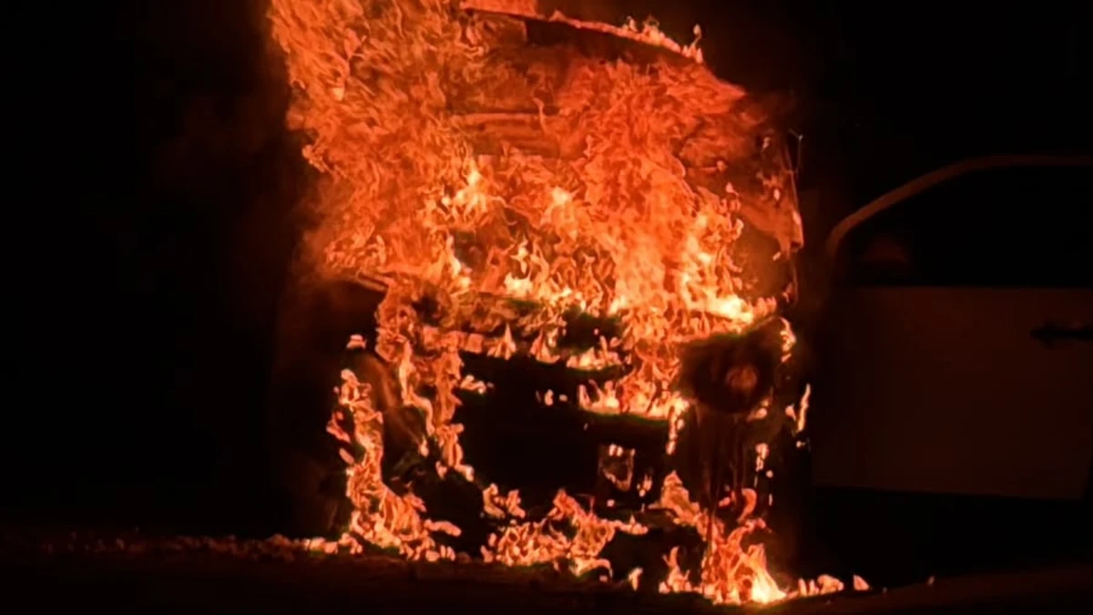 Carro pega fogo e tem novas explosões na região do São Judas