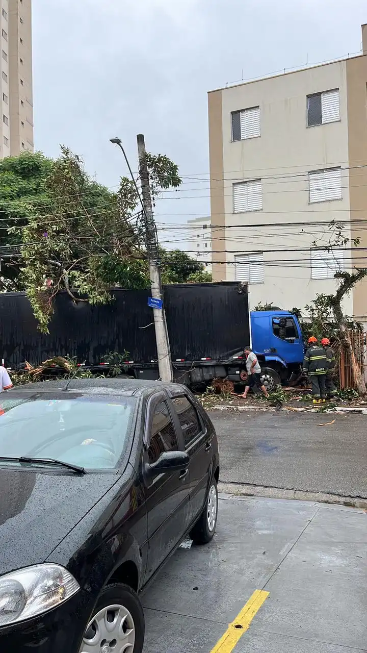 Caminhão desgovernado invade condomínio na zona sul de São José dos Campos