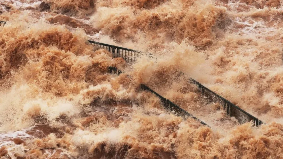 Cataratas do Iguaçu registram maior vazão desde 2023 e passarela é interditada temporariamente