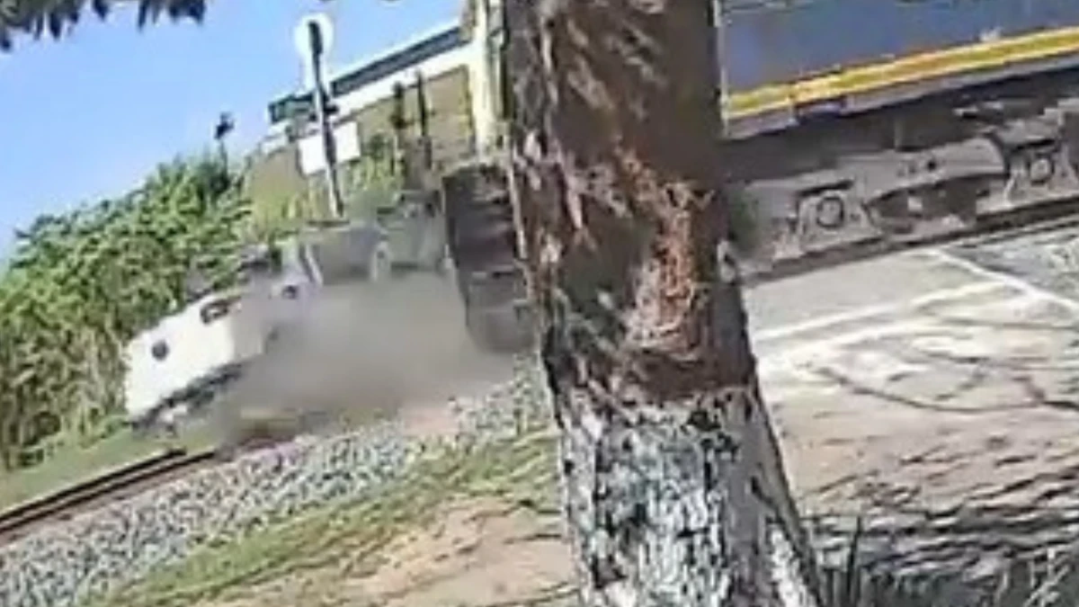 Homem e criança ficam feridos após carro bater em trem e capotar em Canas