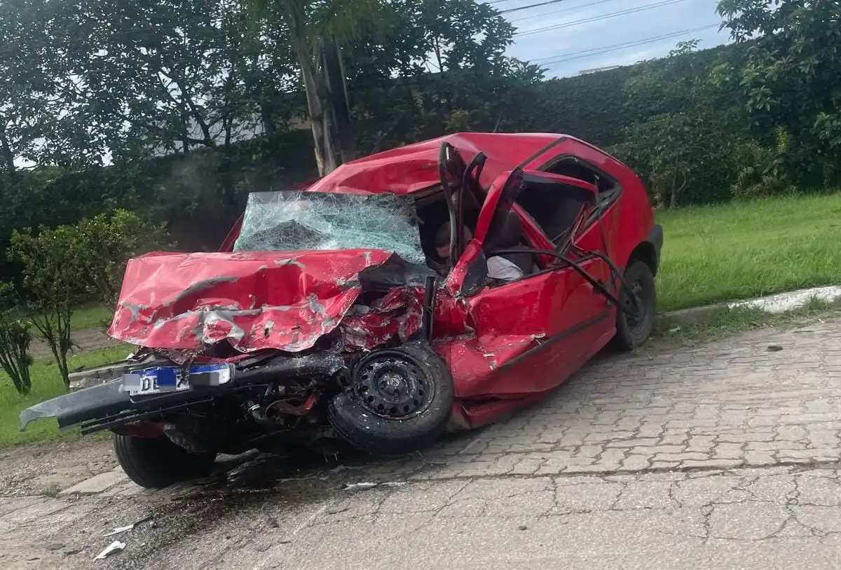 Acidente entre carro e ônibus deixa homem morto na SP-55 em Caraguatatuba