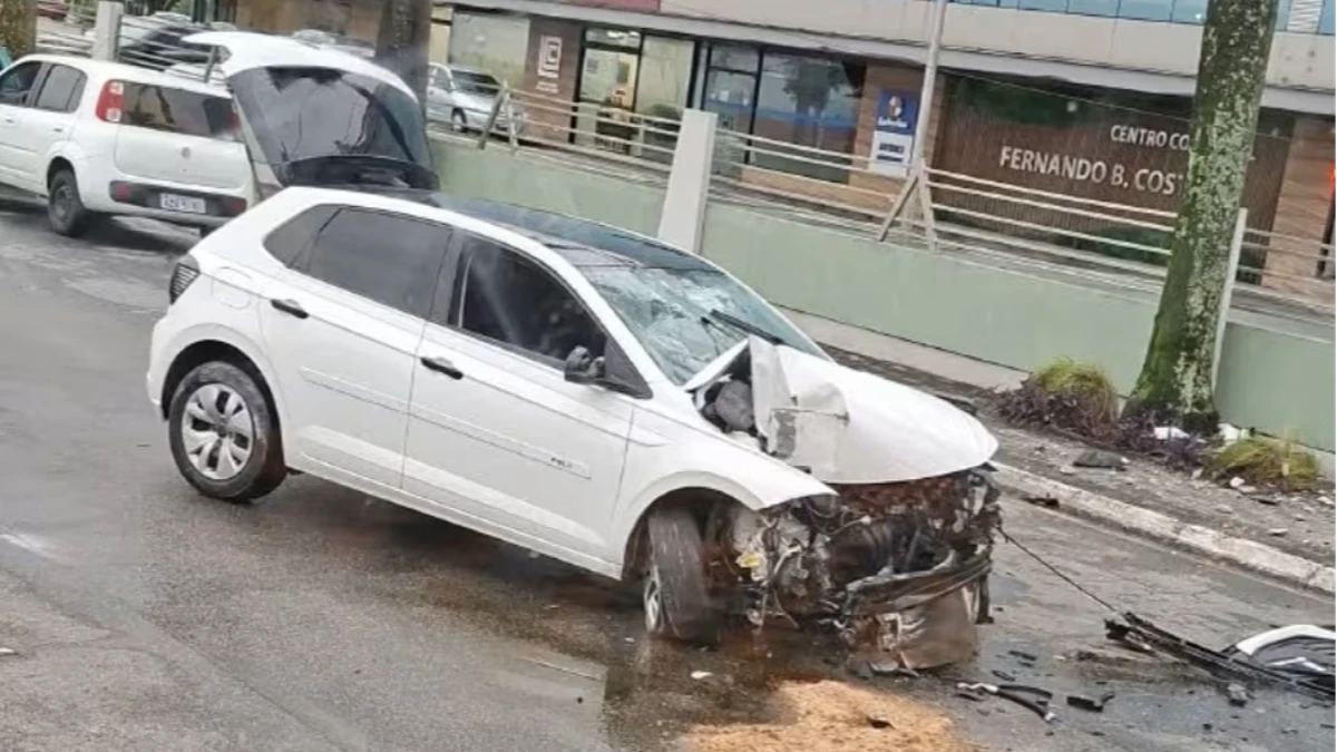 Carro bate contra poste e deixa duas faixas interditadas na Avenida Cassiano Ricardo