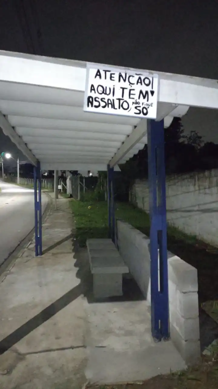 Placas em ponto de ônibus alerta moradores de Bairrinho sobre assaltos