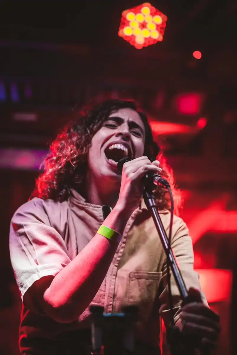 Raphaella Souza, nova promessa da música, apresenta na agenda do mês de março shows de pop rock, jazz e um tributo a Rita Lee 