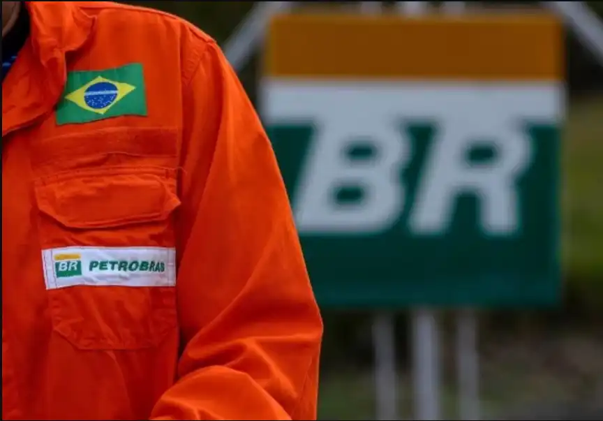 Trabalhadores da Petrobras fazem greve de 24 horas e debatem direitos em frente à refinaria em SJC