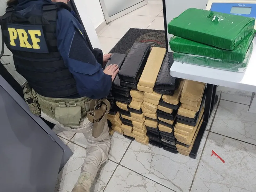 Homem é preso com 64 quilos de drogas escondidos em veículo na Fernão Dias