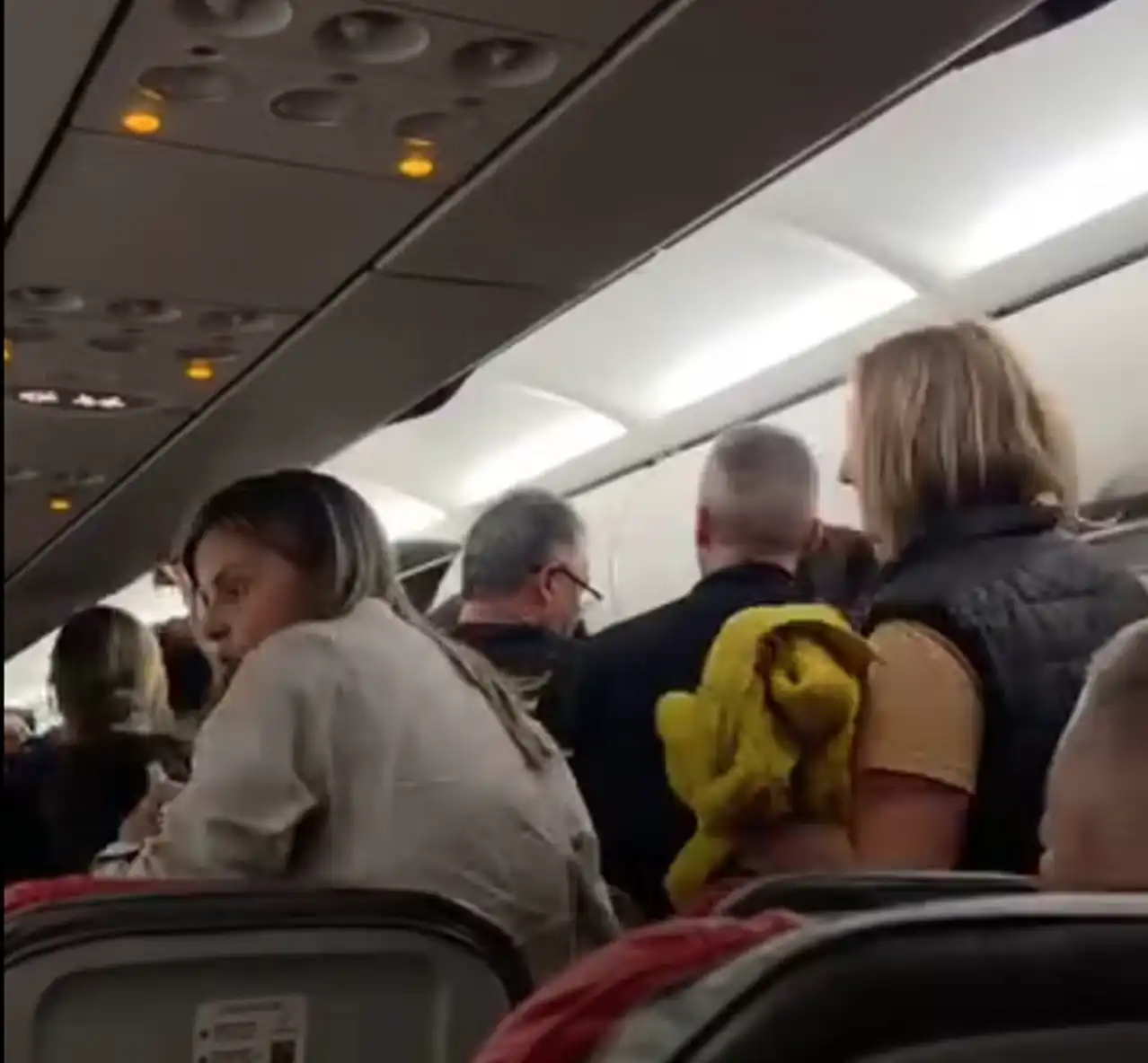 Avião é esvaziado após incêndio no aeroporto de Guarulhos
